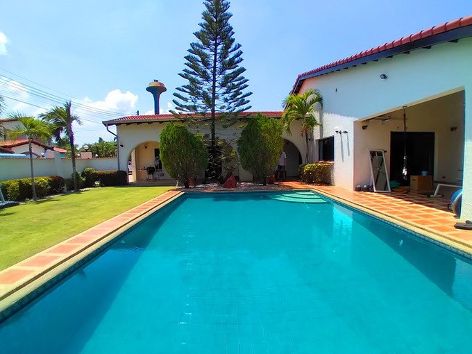 House for rent Mabprachan Pattaya showing the house, garden and pool House for rent Mabprachan Pattaya showing the house, garden and pool