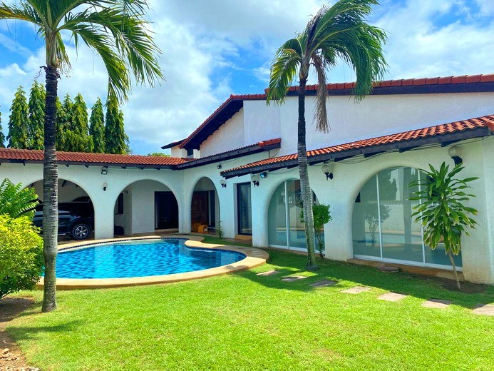 House for rent Mabprachan Pattaya showing the house, garden and pool House for rent Mabprachan Pattaya showing the house, garden and pool