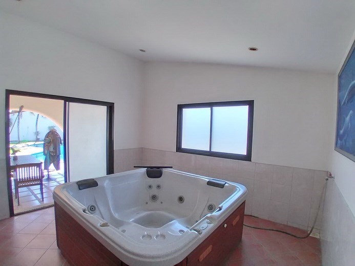 House for rent Mabprachan Pattaya showing the Jacuzzi bathtub 