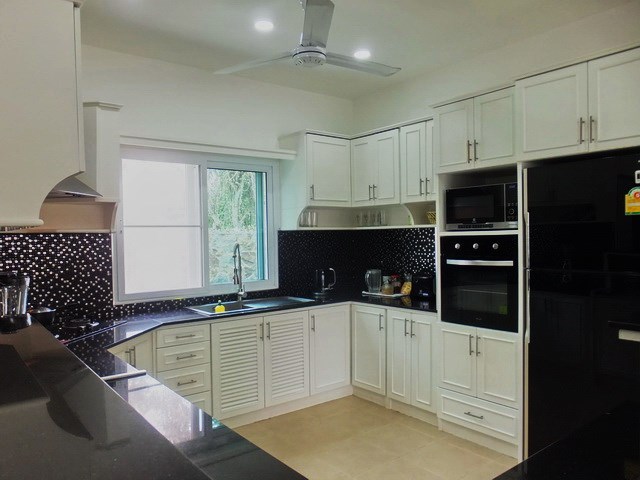House for rent Mabprachan Pattaya showing the kitchen 