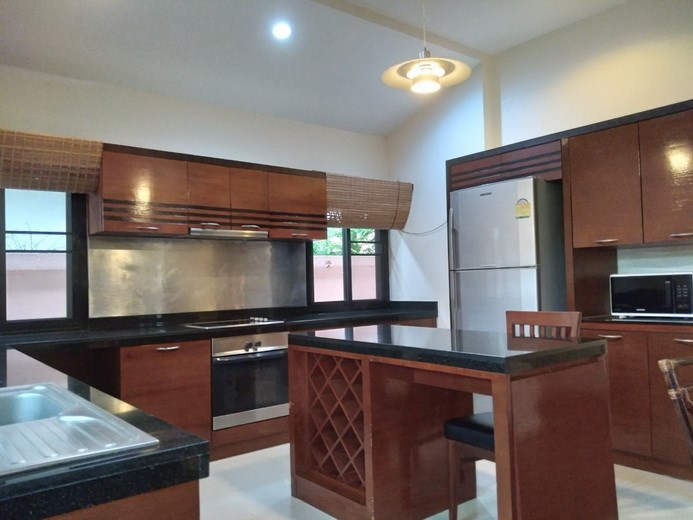 House for rent Mabprachan Pattaya showing the kitchen 