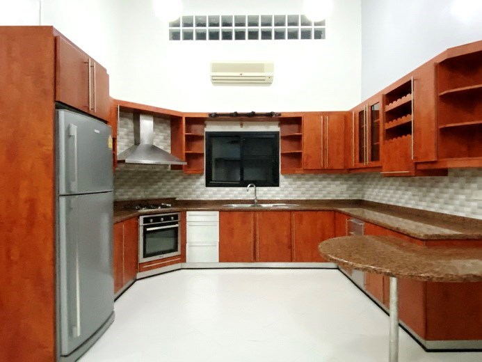 House for rent Mabprachan Pattaya showing the kitchen House for rent Mabprachan Pattaya showing the kitchen
