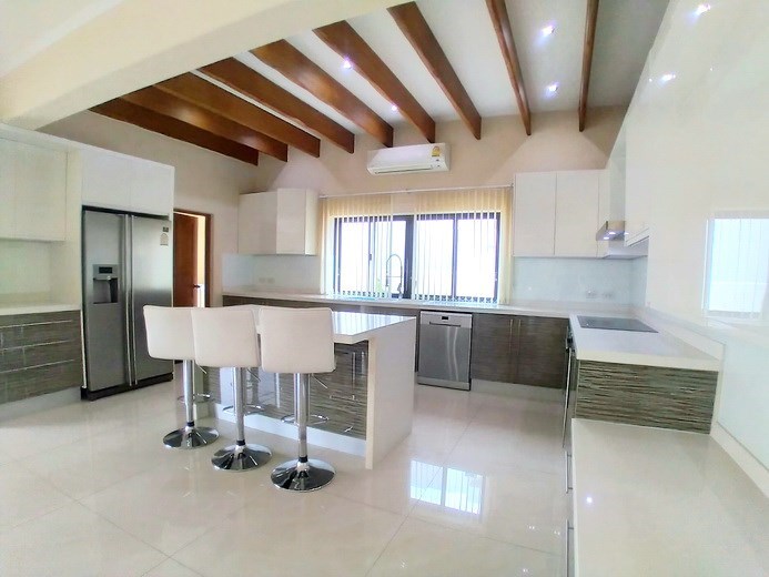House for rent Mabprachan Pattaya showing the kitchen and breakfast bar 
