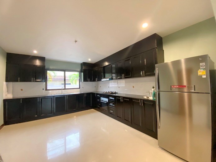 House for rent Mabprachan Pattaya showing the kitchen House for rent Mabprachan Pattaya showing the kitchen