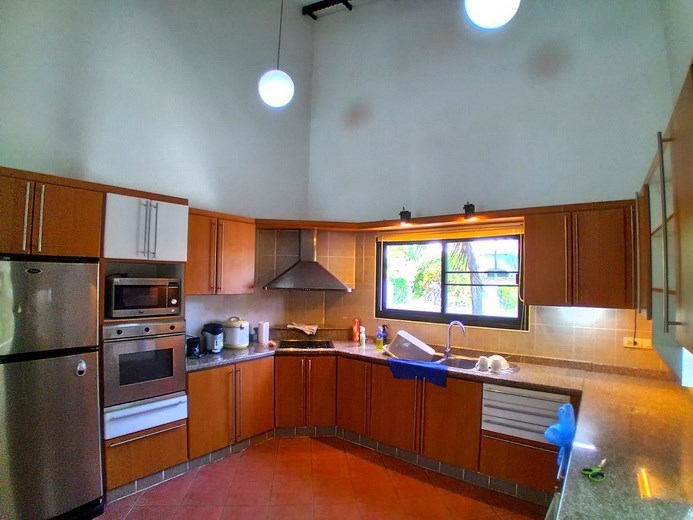 House for rent Mabprachan Pattaya showing the kitchen House for rent Mabprachan Pattaya showing the kitchen