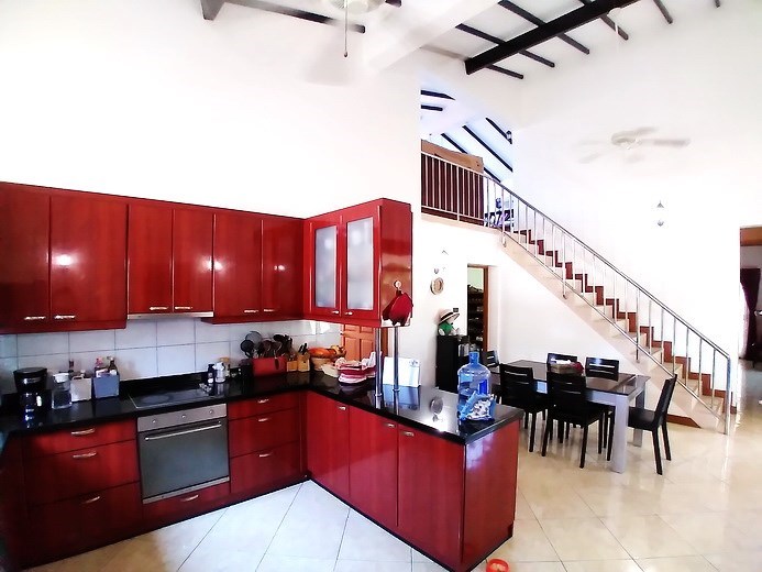 House for rent Mabprachan Pattaya showing the kitchen and dining areas House for rent Mabprachan Pattaya showing the kitchen and dining areas