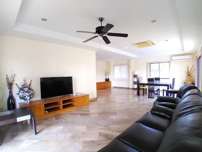 House for rent Mabprachan Pattaya showing the living and dining areas 