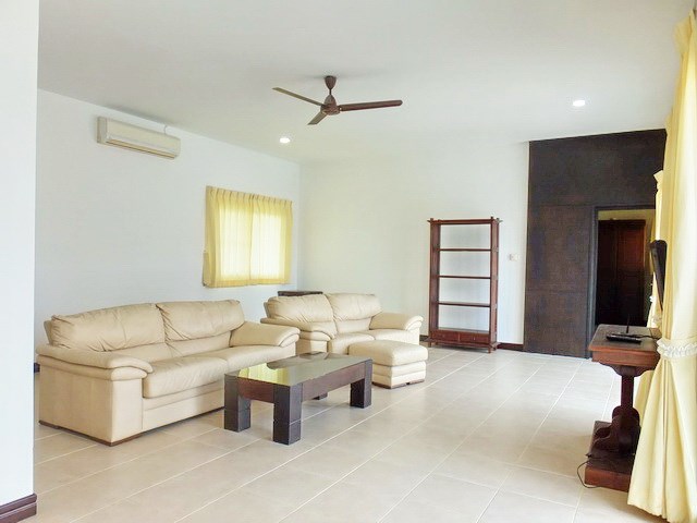 House for rent Mabprachan Pattaya showing the living area and master bedroom