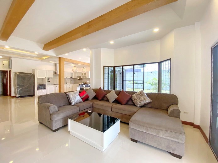 House for rent Mabprachan Pattaya showing the living, dining and kitchen areas 