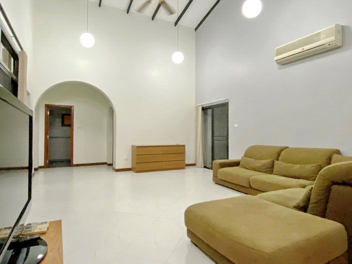 House for rent Mabprachan Pattaya showing the living room House for rent Mabprachan Pattaya showing the living room