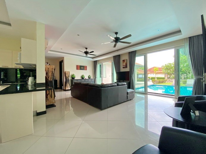 House for rent Mabprachan Pattaya showing the living room 