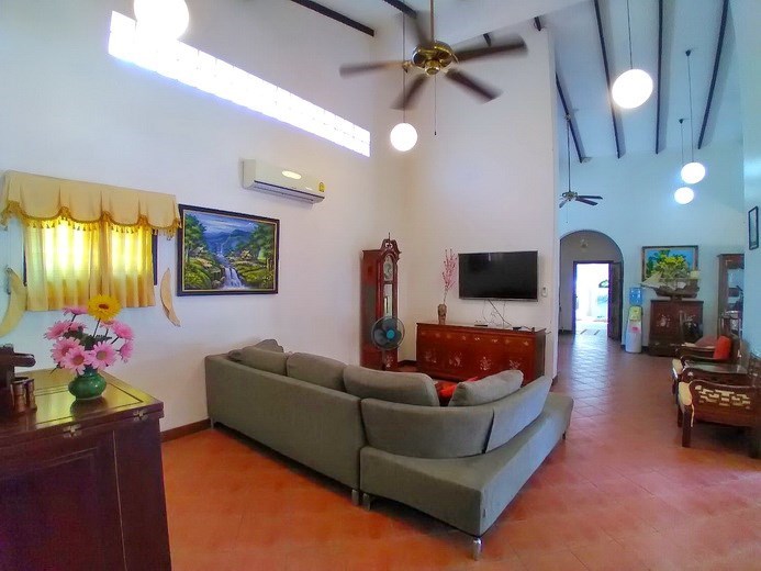 House for rent Mabprachan Pattaya showing the living room House for rent Mabprachan Pattaya showing the living room