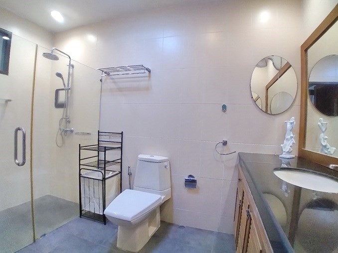 House for rent Mabprachan Pattaya showing the master bathroom 