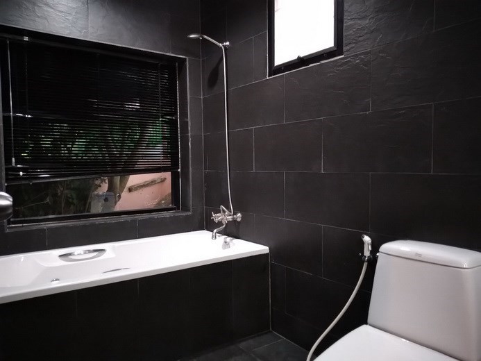 House for rent Mabprachan Pattaya showing the master bathroom with bathtub 