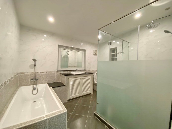 House for rent Mabprachan Pattaya showing the master bathroom House for rent Mabprachan Pattaya showing the master bathroom