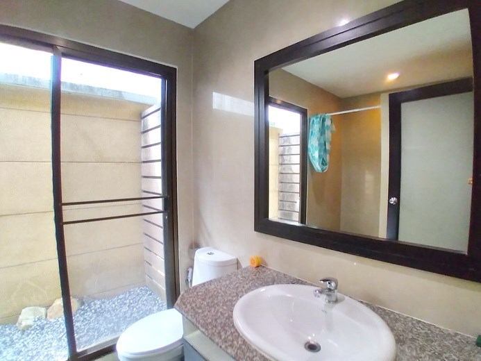 House for rent Mabprachan showing the master bathroom 