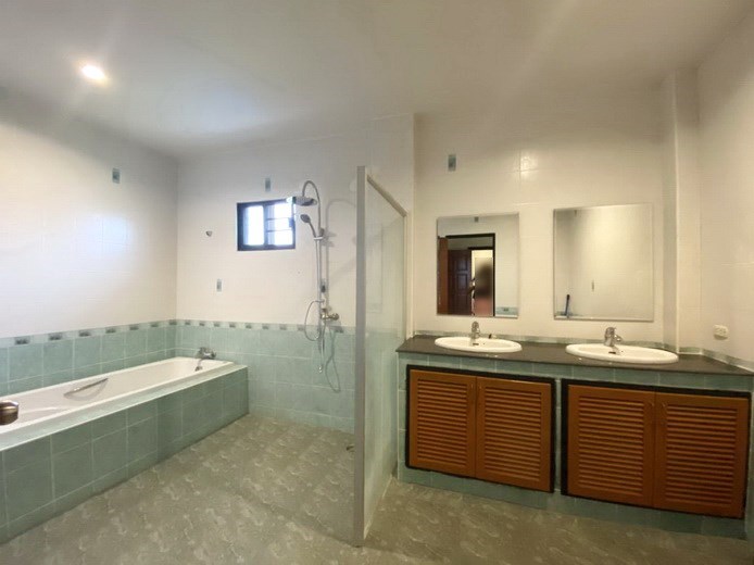 House for rent Mabprachan Pattaya showing the master bathroom House for rent Mabprachan Pattaya showing the master bathroom