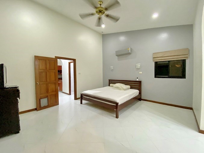 House for rent Mabprachan Pattaya showing the master bedroom House for rent Mabprachan Pattaya showing the master bedroom