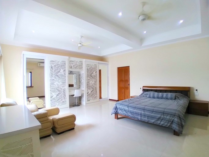 House for rent Mabprachan Pattaya showing the master bedroom 