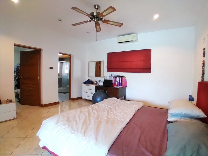 House for rent Mabprachan Pattaya showing the master bedroom suite 