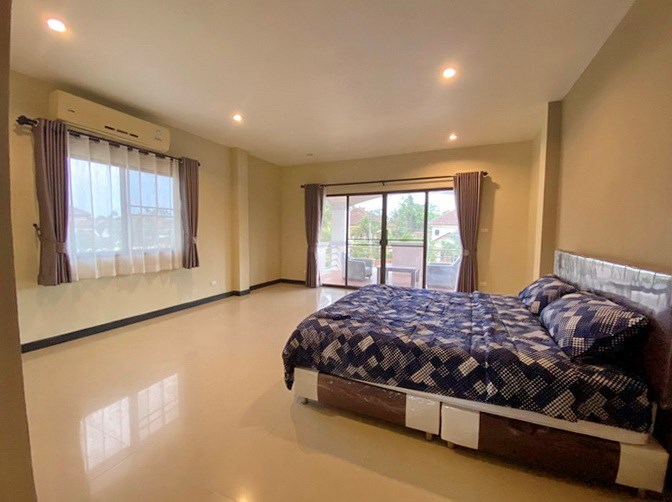 House for rent Mabprachan Pattaya showing the master bedroom House for rent Mabprachan Pattaya showing the master bedroom
