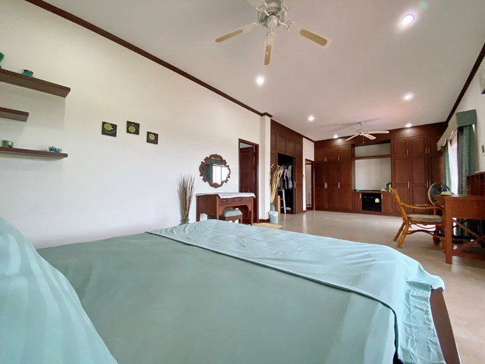 House for rent Mabprachan Pattaya showing the master bedroom suite 