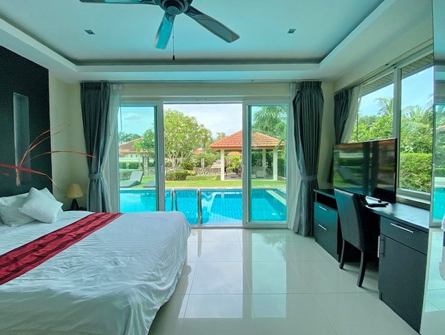 House for rent Mabprachan Pattaya showing the master bedroom poolside 