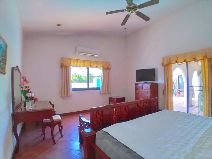 House for rent Mabprachan Pattaya showing the master bedroom poolside House for rent Mabprachan Pattaya showing the master bedroom poolside