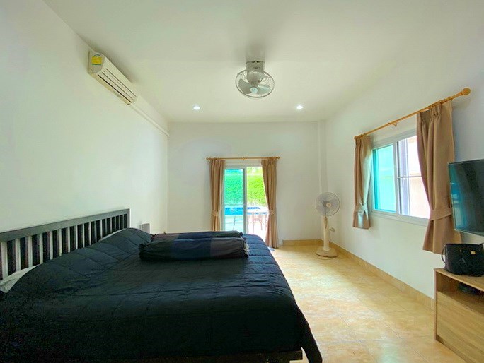 House for rent Mabprachan Pattaya showing the master bedroom with pool view 