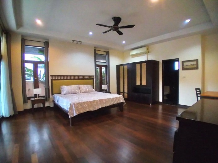 House for rent Mabprachan Pattaya showing the master bedroom suite 