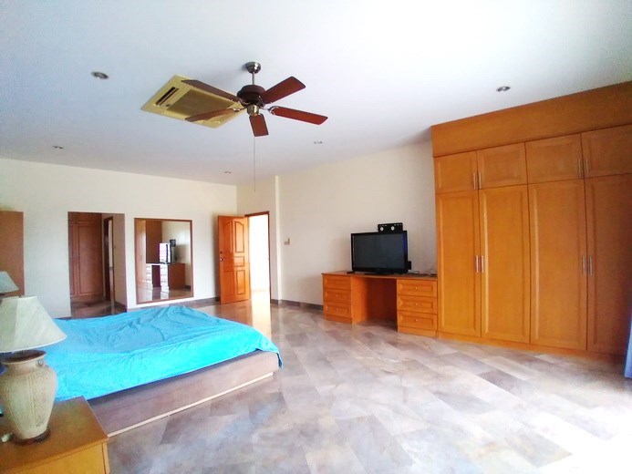 House for rent Mabprachan Pattaya showing the master bedroom suite 