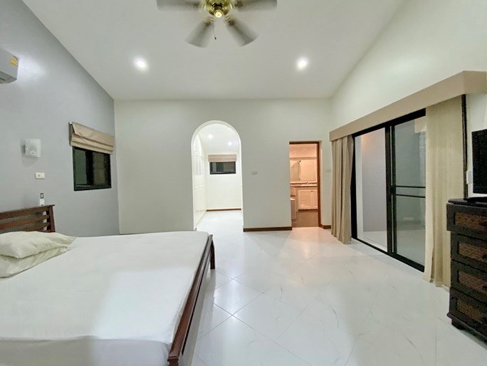 House for rent Mabprachan Pattaya showing the master bedroom suite House for rent Mabprachan Pattaya showing the master bedroom suite