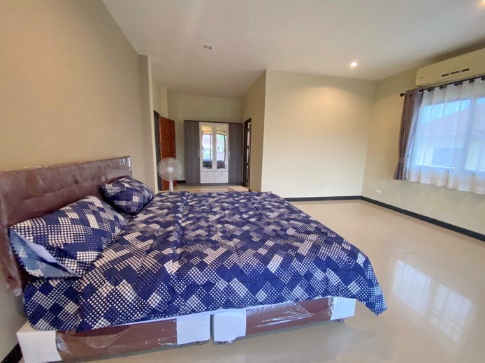 House for rent Mabprachan Pattaya showing the master bedroom suite House for rent Mabprachan Pattaya showing the master bedroom suite