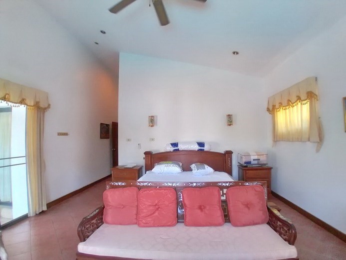 House for rent Mabprachan Pattaya showing the master bedroom suite 
