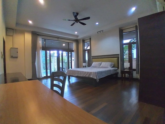 House for rent Mabprachan Pattaya showing the master bedroom with office area House for rent Mabprachan Pattaya showing the master bedroom with office area