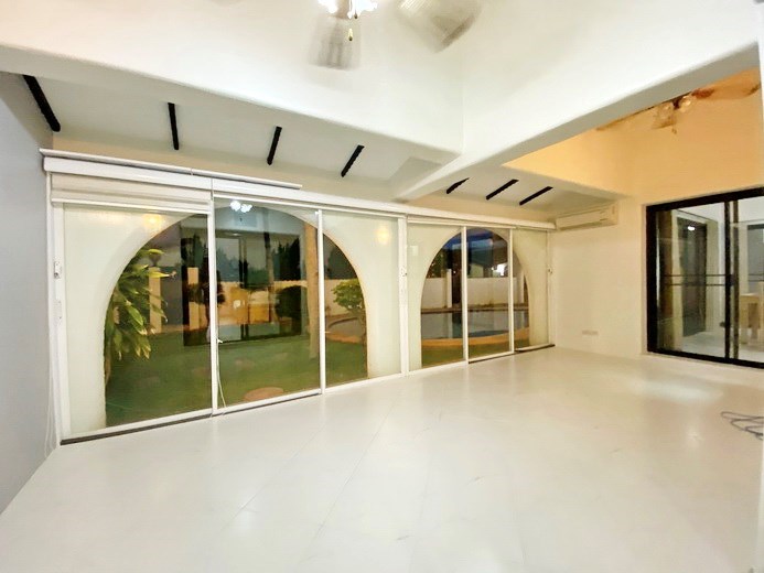 House for rent Mabprachan Pattaya showing the office or media room 