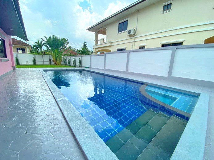 House for rent Mabprachan Pattaya showing the pool 