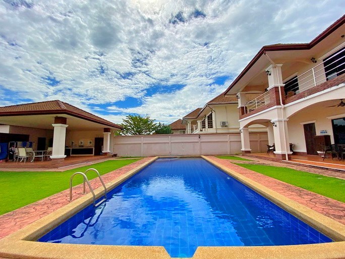 House for rent Mabprachan Pattaya showing the pool and covered terrace  