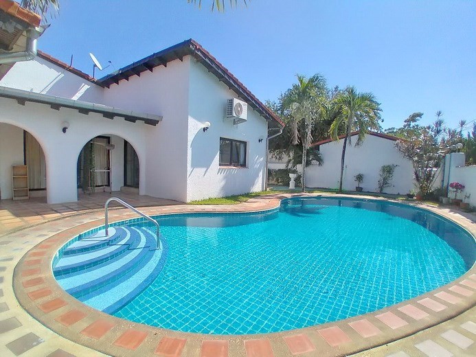 House for rent Mabprachan Pattaya showing the pool and covered terrace House for rent Mabprachan Pattaya showing the pool and covered terrace