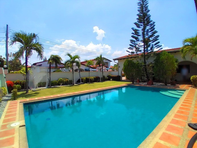 House for rent Mabprachan Pattaya showing the pool and garden 