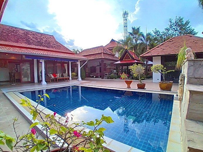 House for rent Mabprachan Pattaya showing the pool and terrace 