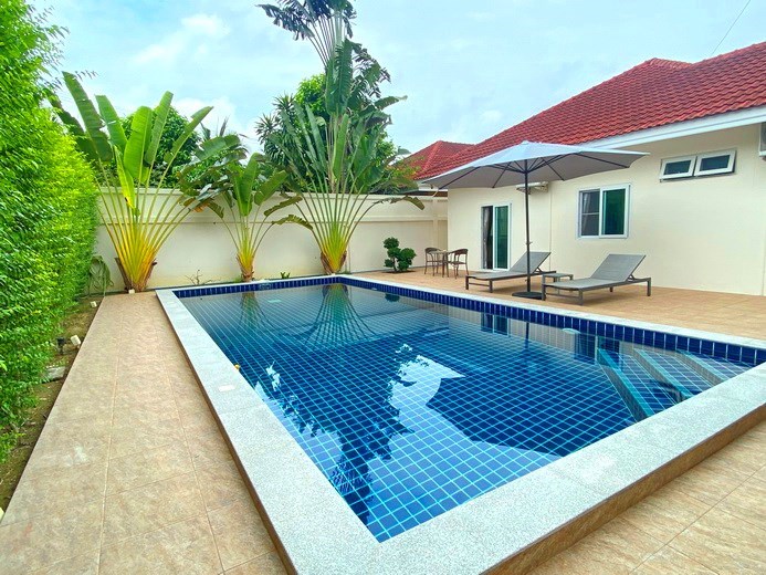 House for rent Mabprachan Pattaya showing the pool and terrace 