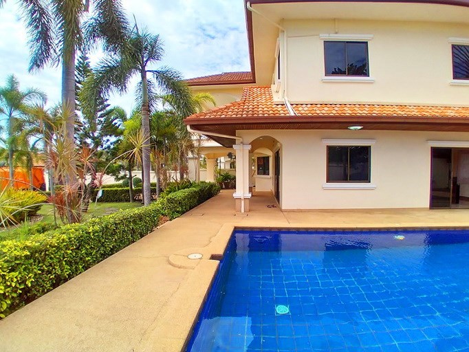 House for rent Mabprachan Pattaya showing the poolside terrace 