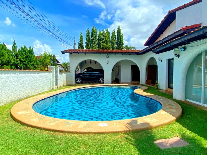 House for rent Mabprachan Pattaya showing the private pool