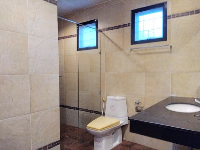 House for rent Mabprachan Pattaya showing the second bathroom House for rent Mabprachan Pattaya showing the second bathroom