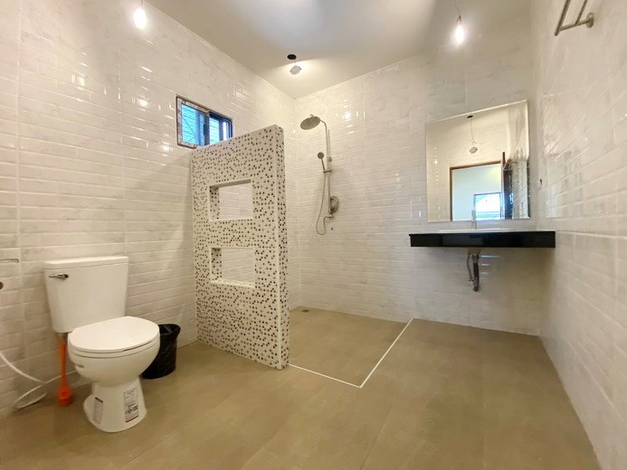 House for rent Mabprachan Pattaya showing the master bathroom  