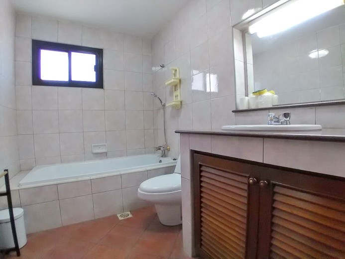 House for rent Mabprachan Pattaya showing the second bathroom House for rent Mabprachan Pattaya showing the second bathroom