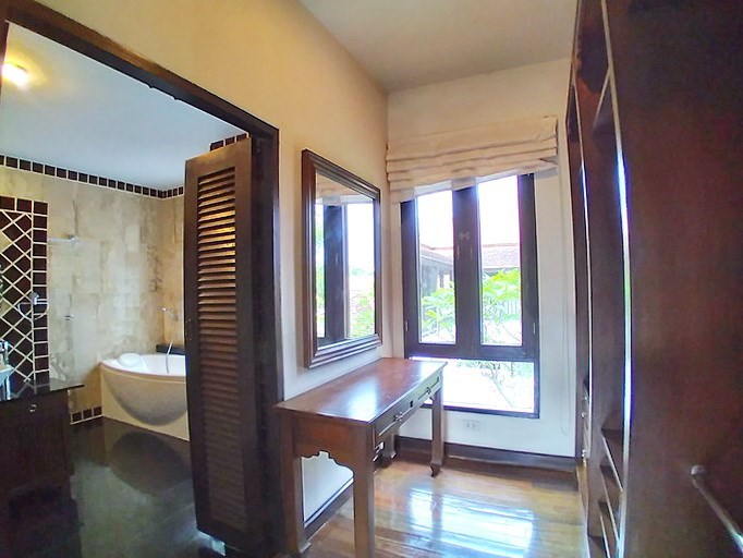 House for rent Mabprachan Pattaya showing the second bedroom with wardrobes 