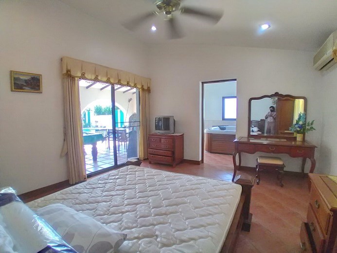 House for rent Mabprachan Pattaya showing the second bedroom pool view House for rent Mabprachan Pattaya showing the second bedroom pool view