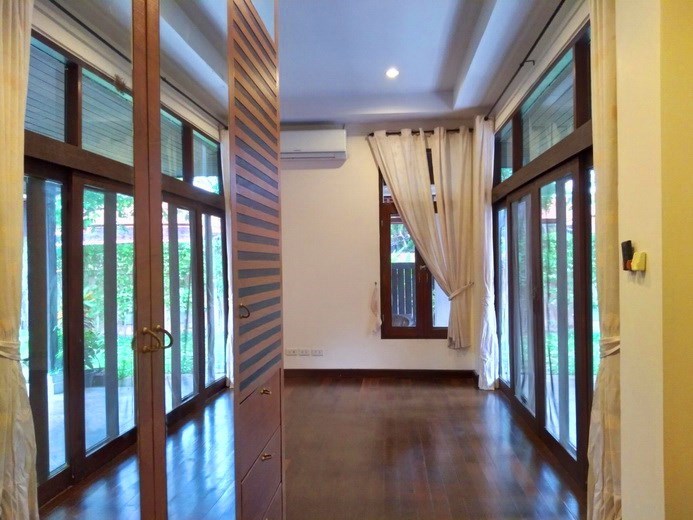 House for rent Mabprachan Pattaya showing the second bedroom with built-in wardrobes House for rent Mabprachan Pattaya showing the second bedroom with built-in wardrobes